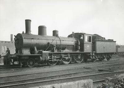 163545 Afbeelding van de stoomlocomotief nr. 3004 (serie 3000) van de N.S., afkomstig van de S.B.B. te Hengelo.